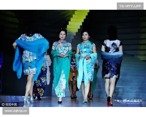 中国时装周看秀|“生活化”旗袍更摩登,超大码重叠搭配有惊喜 中国时装周看秀|“生活化”旗袍更摩登,超大码重叠搭配有惊喜